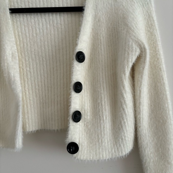 Fluffy white cropped sweater cardigan - Picture 4 of 4